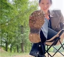 【孤傲女帝】户外调-泥巴超脏鞋底舔/耳光/藤条抽/骑马狗爬/活埋 bf41009