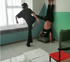 【皮皮】倒立暴力踢踹踩踏【双视角版】 bf43571