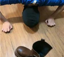 【唯兮夫妻主】学姐极度羞辱-清理多双脏鞋底 JS241119-18