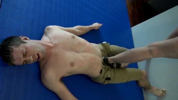 Scarlet 穿上脏臭帆布鞋深喉踩裆/踩脖子 不反抗继续加劲,够狠 bf2484