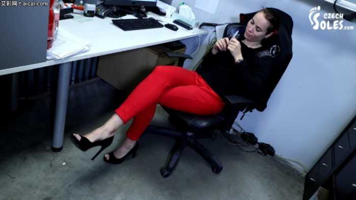 CS剧情-4S店维修工跪舔前台小妹和女顾客的原味汗脚!用脸除臭!  bf18075