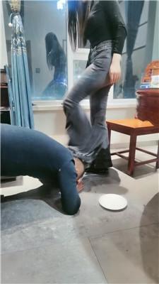 【西北傻子】高校女神餐厅包间-脏鞋底踩踏喂食/人体烟灰缸 bf48195