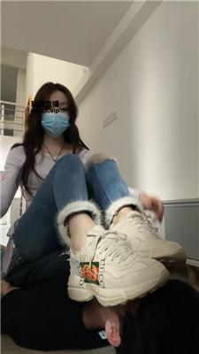 【煎饼狗子】脚深喉-舔老爹鞋白船袜 JS250429-3