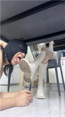 【素人挖掘机】桌底视角-长靴臭脚丫狂舔 JS250820-13