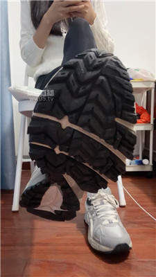 【Supp】爬进来给主人运动鞋磕头    251107-1