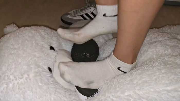 女学生AJ帆布鞋脏白袜踩脸跳踩大熊玩偶 重口味白棉袜重度踩枕头 JS251123~4