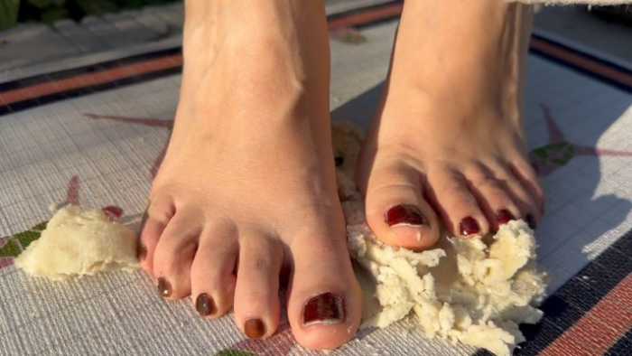 【大美】裸足户外地垫上踩馒头 YC-251121-4