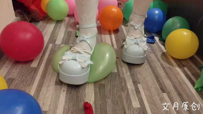 A267 – 文月白丝蓝色Lolita踩鸡蛋和气球 JS251201~3